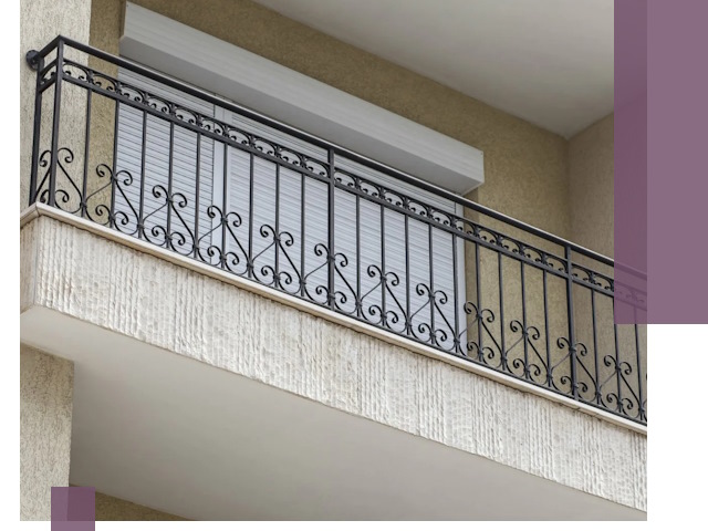 Балконные ограждения из металла и стекла в Валуйках для домов