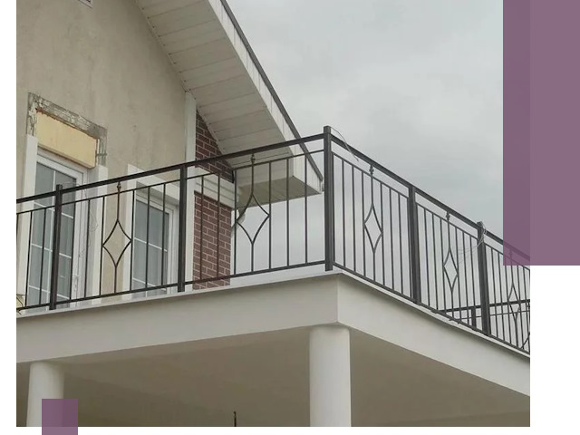 Изготовление балконных ограждений в Валуйках из металла и стекла